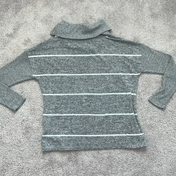 Maurices 24/7 Cowl Button Neck Gray Striped Sweater Sz S - Picture 8 of 8